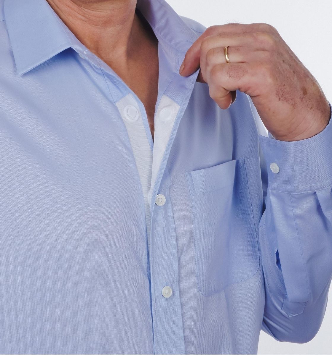 Herr öffnet magnetische Manschette eines blauen Yorokani Hemdes