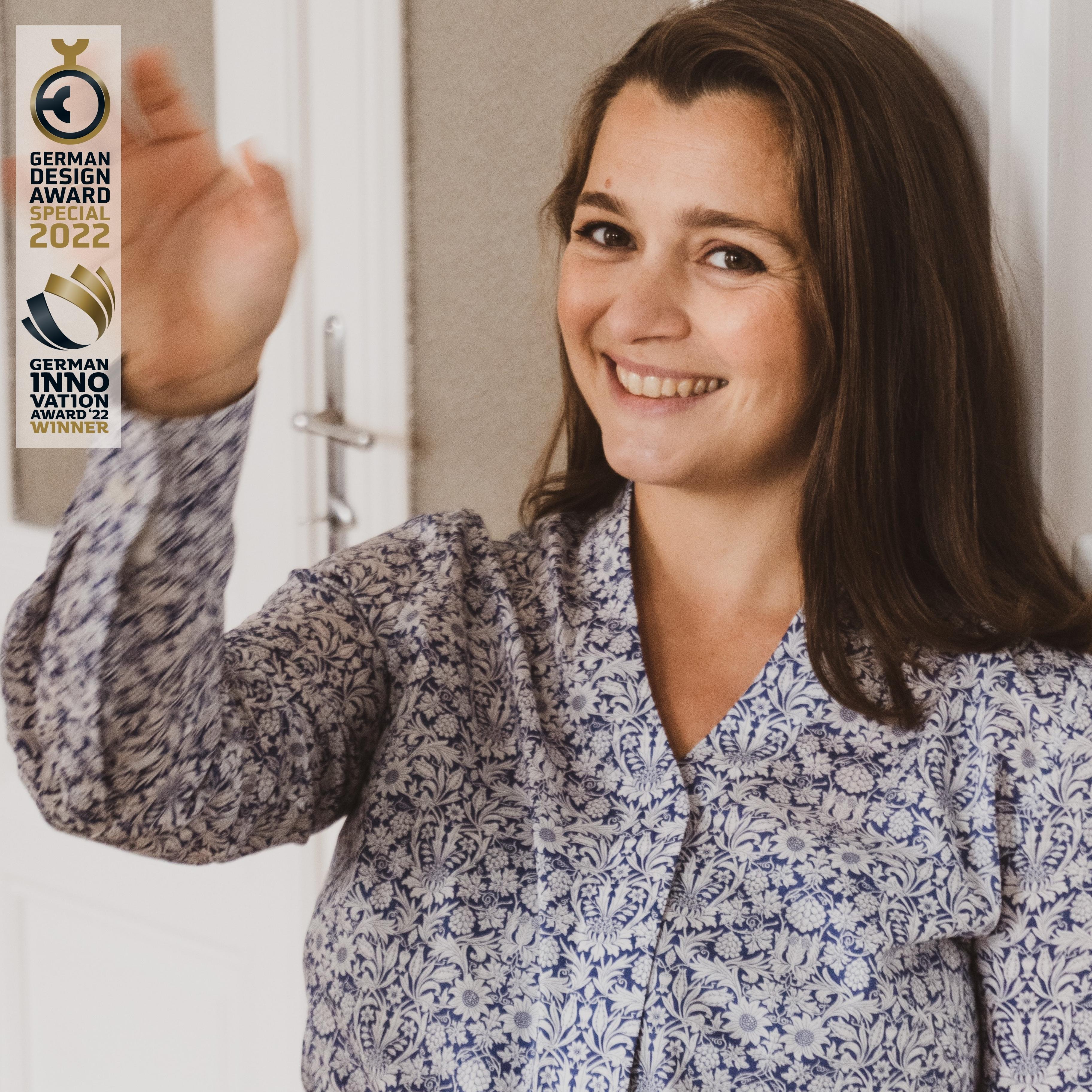 Magnetische Kelchkragenbluse - Paisley blau-weiß aus Baumwolle